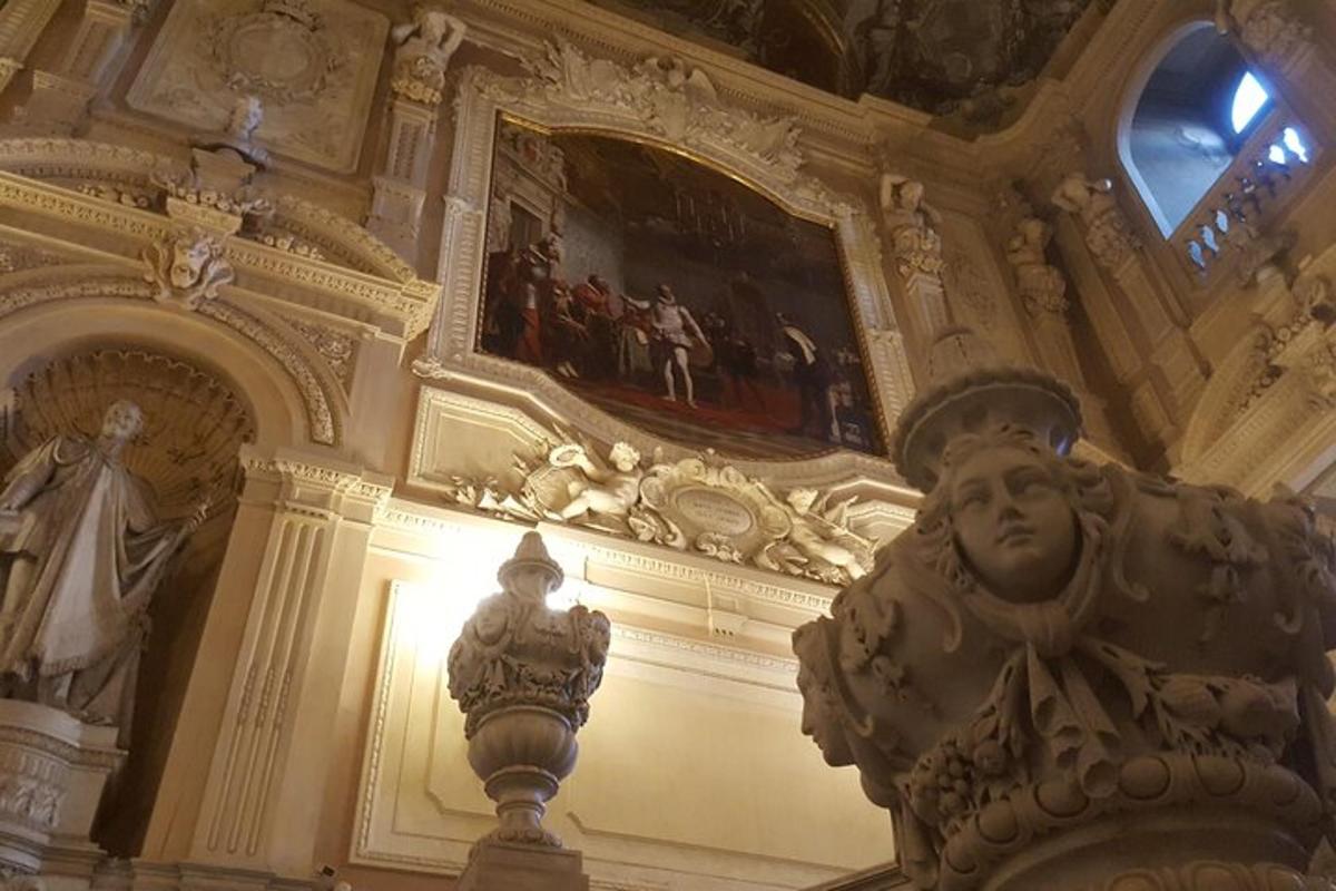 ein Gebäude mit einer Statue und einem Gemälde an der Decke