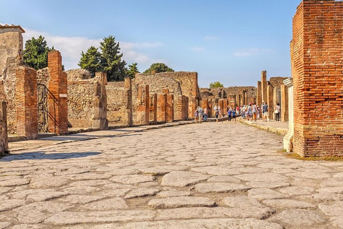 una calle adoquinada en las ruinas de un edificio