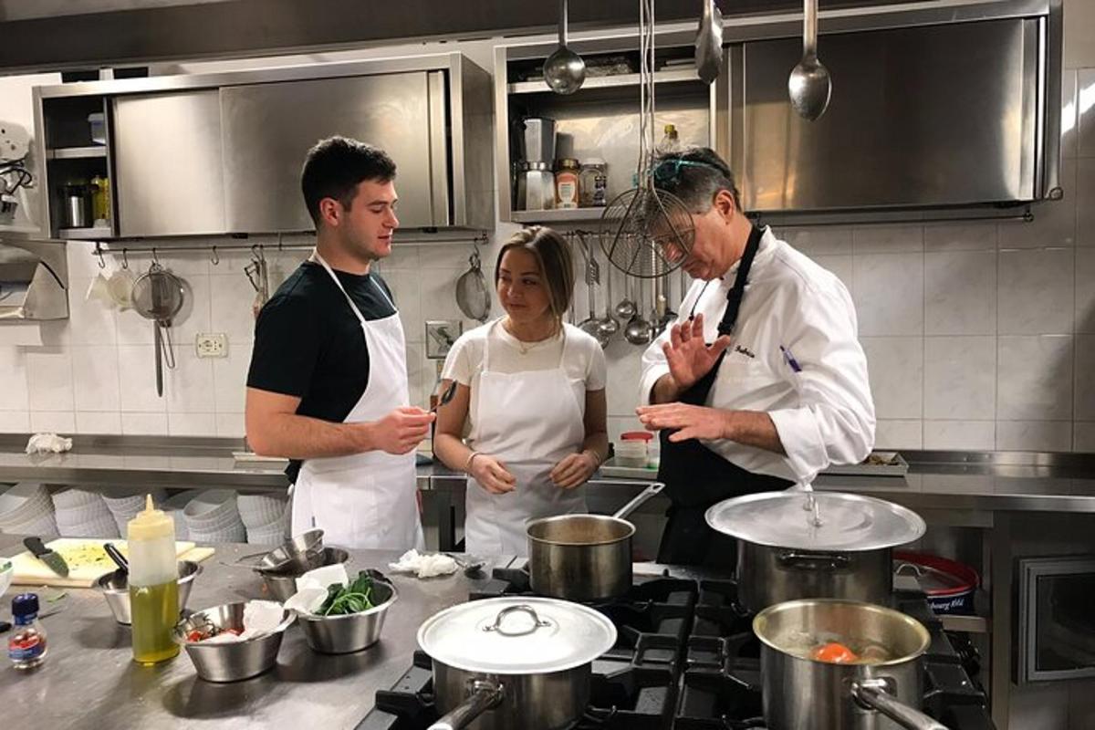 un gruppo di tre persone in cucina che preparano il cibo