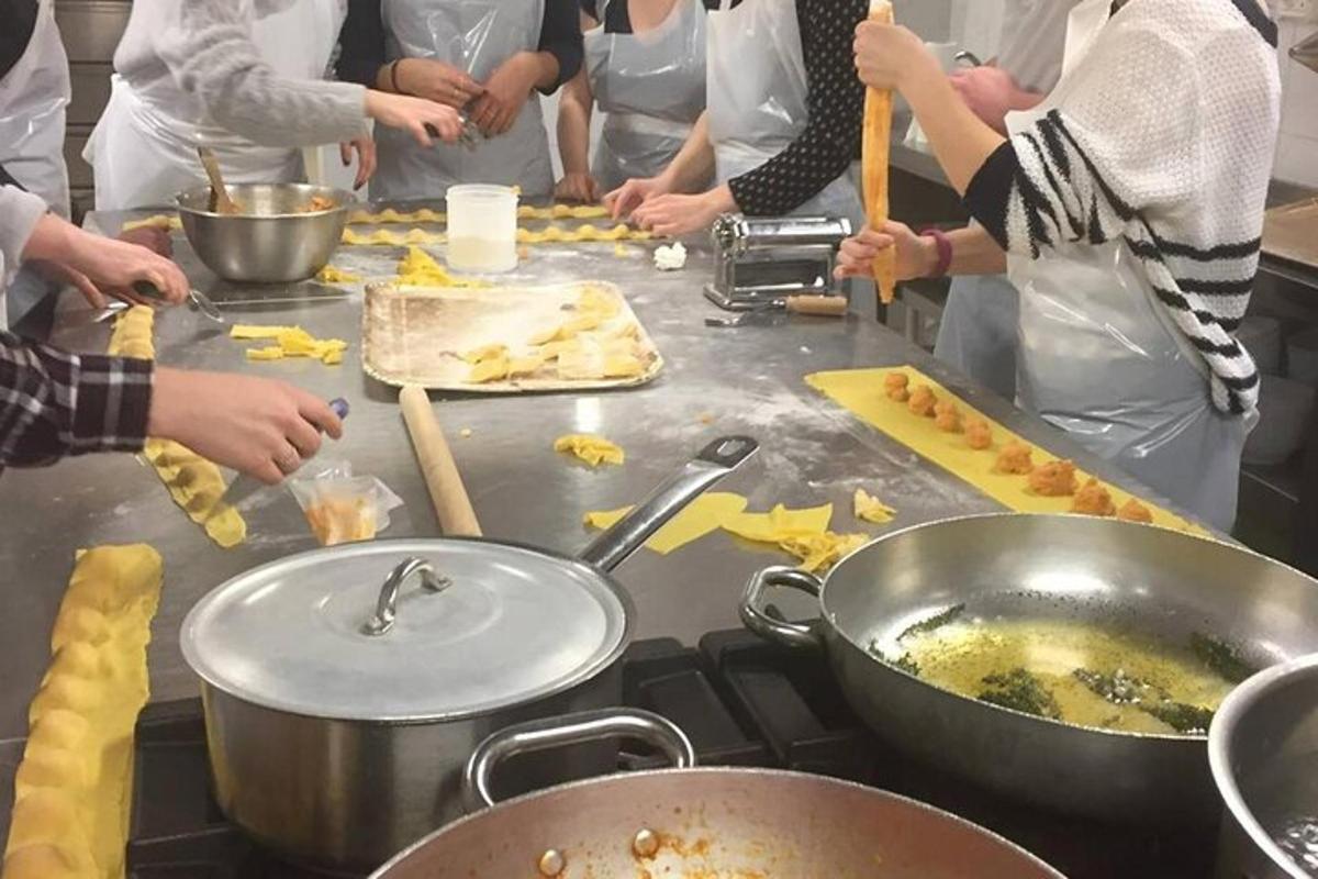 un gruppo di persone in cucina che preparano il cibo
