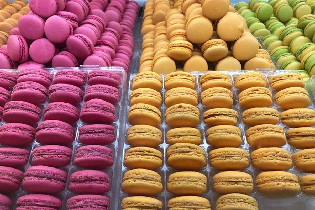 Una exhibición de donas de diferentes colores en una panadería.