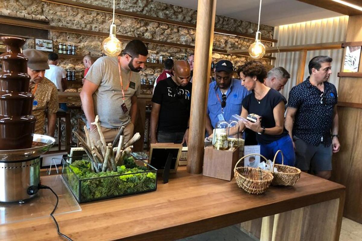 Un grupo de personas de pie alrededor de un mostrador en un bar.