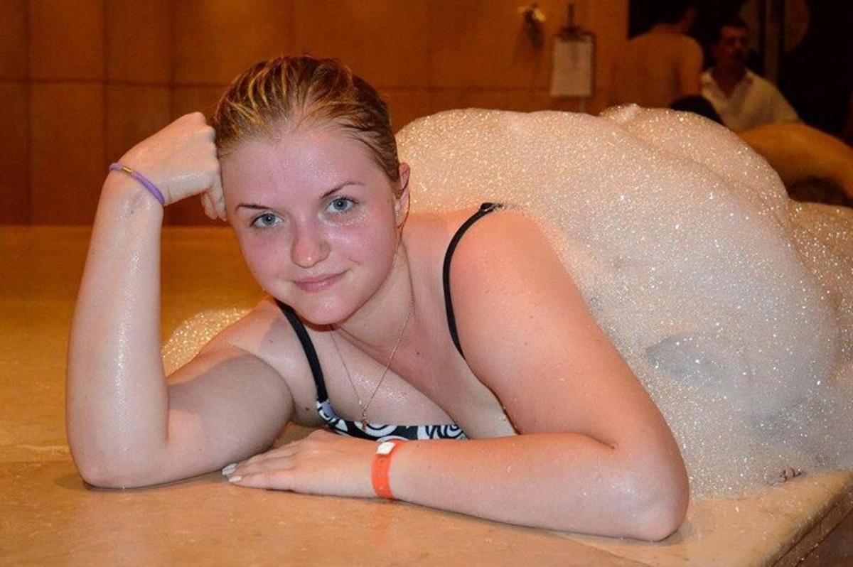 mladá žena ležící ve vaně