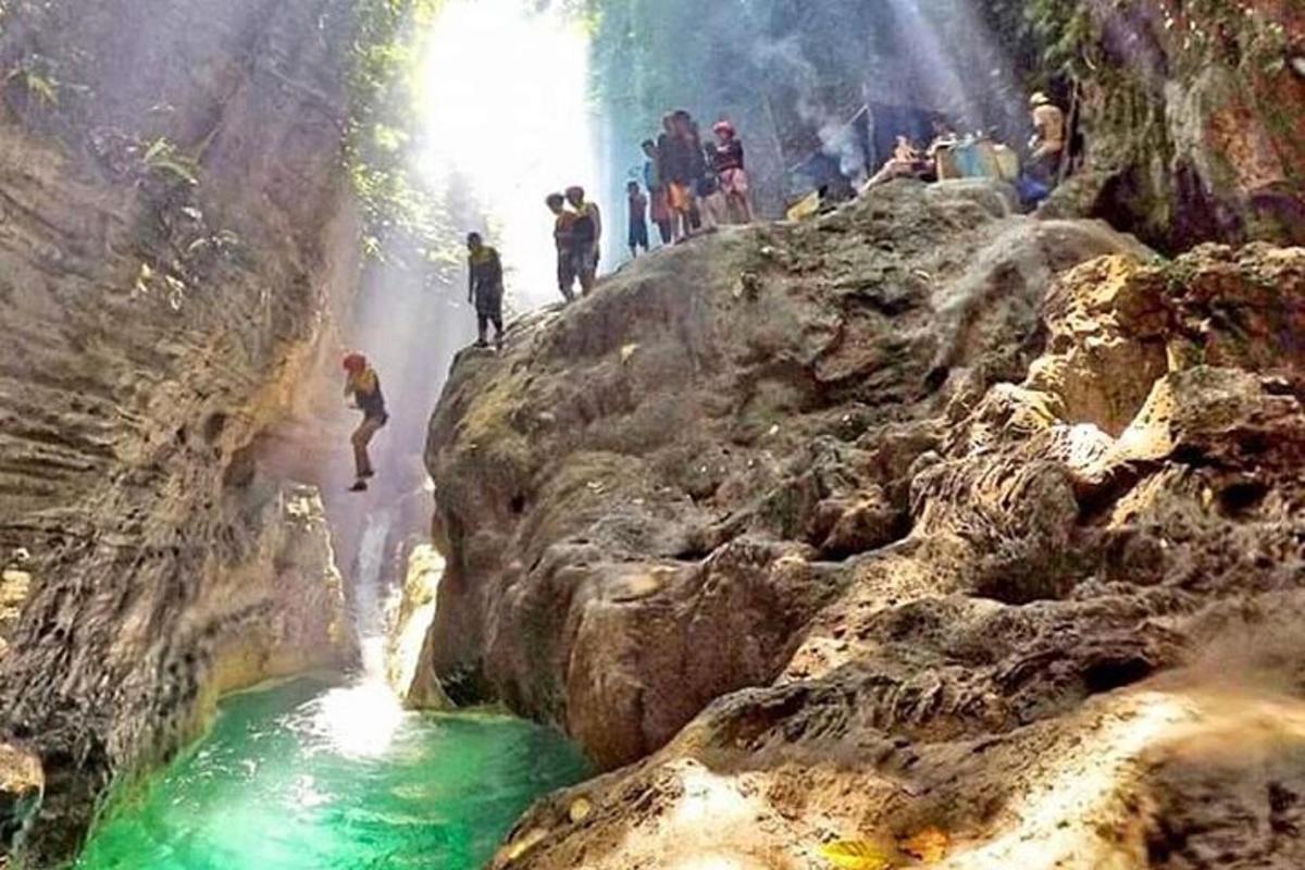 sekelompok orang berjalan di gua dekat sungai