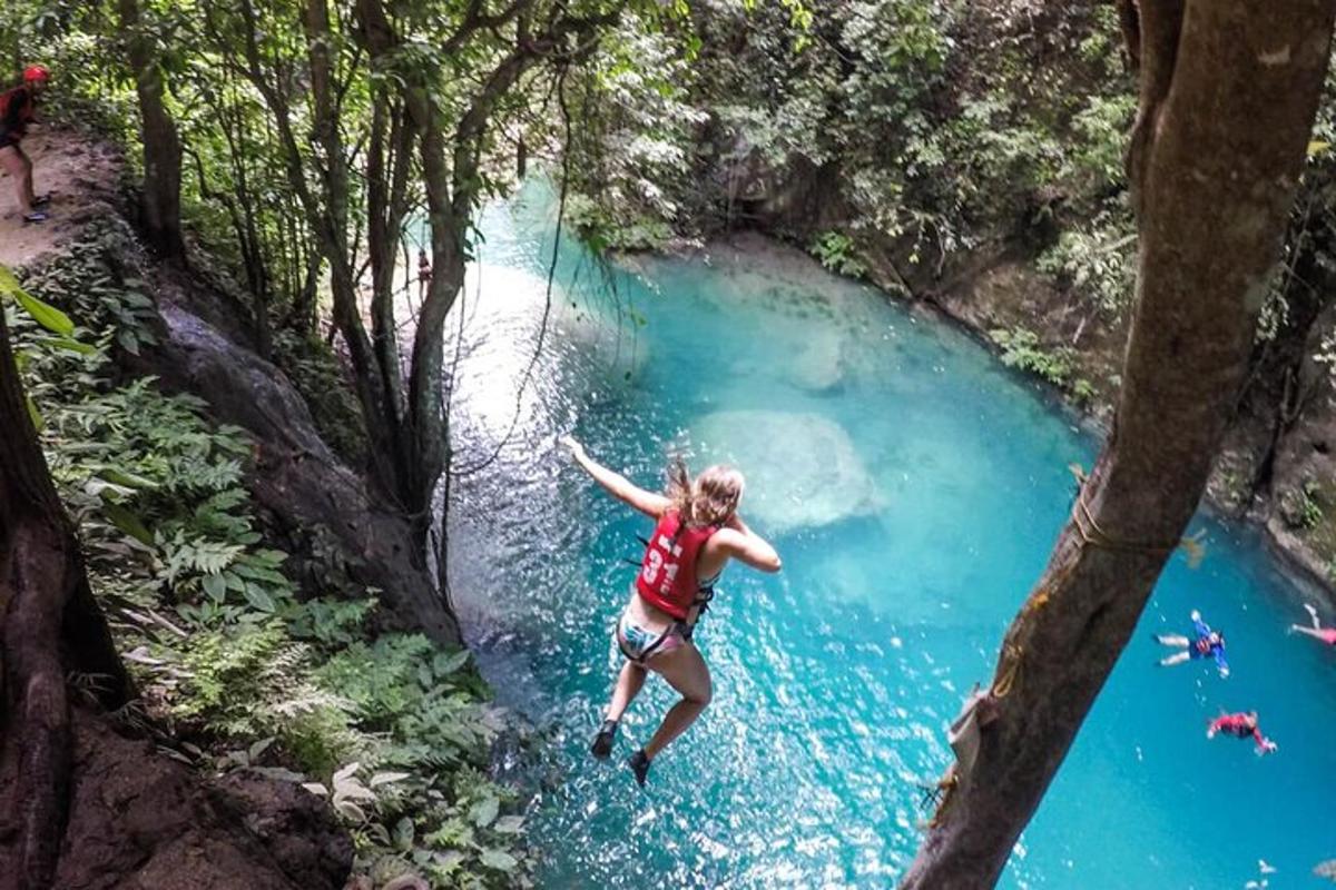 seorang wanita melompat ke kolam air biru