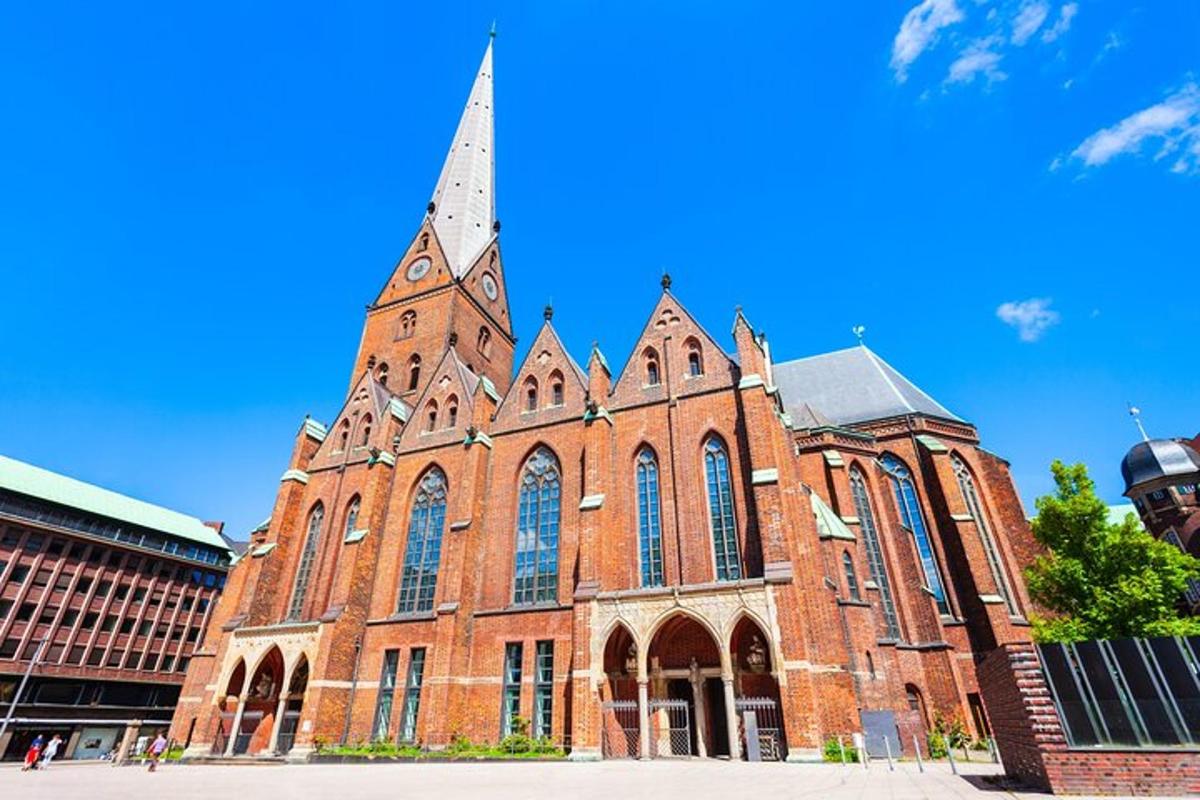 sebuah gereja bata yang besar dengan menara di atasnya