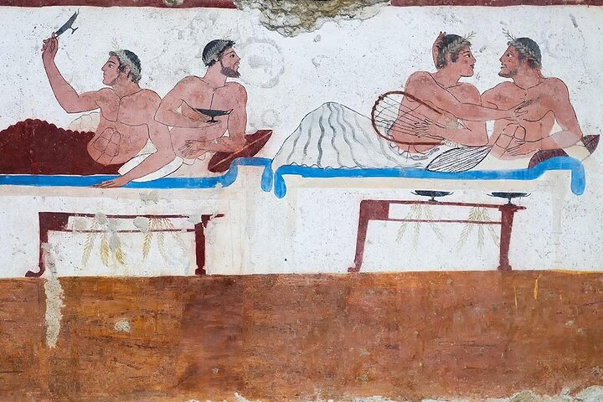 een muur met een schilderij van drie mannen in bed