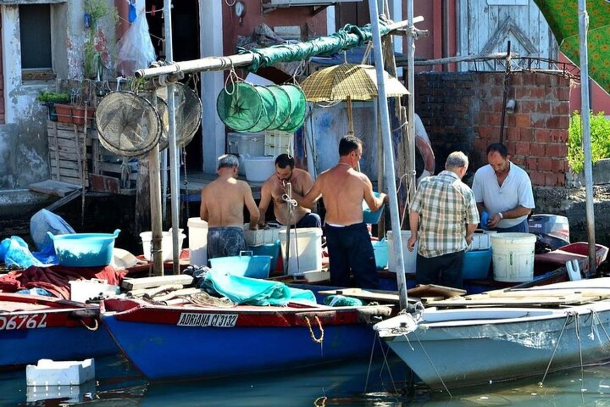 egy csoport férfi áll egy csónakon a vízen