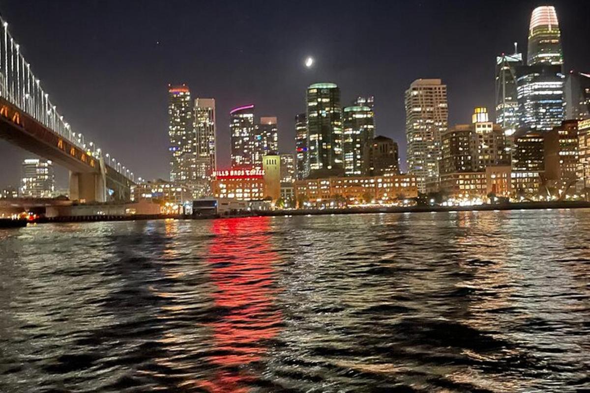 una vista di una città di notte dall'acqua