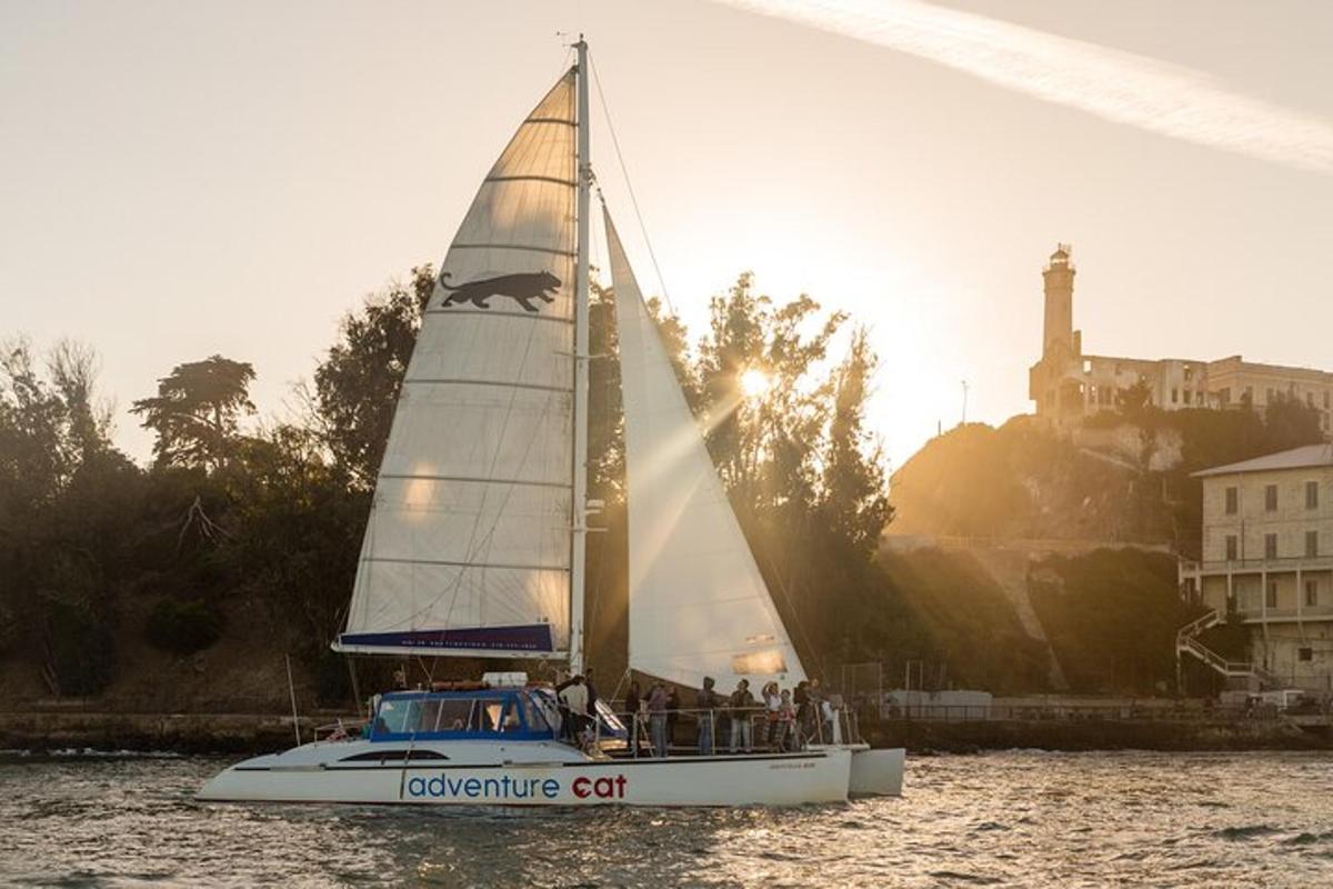 una barca a vela in acqua con un gruppo di persone a bordo