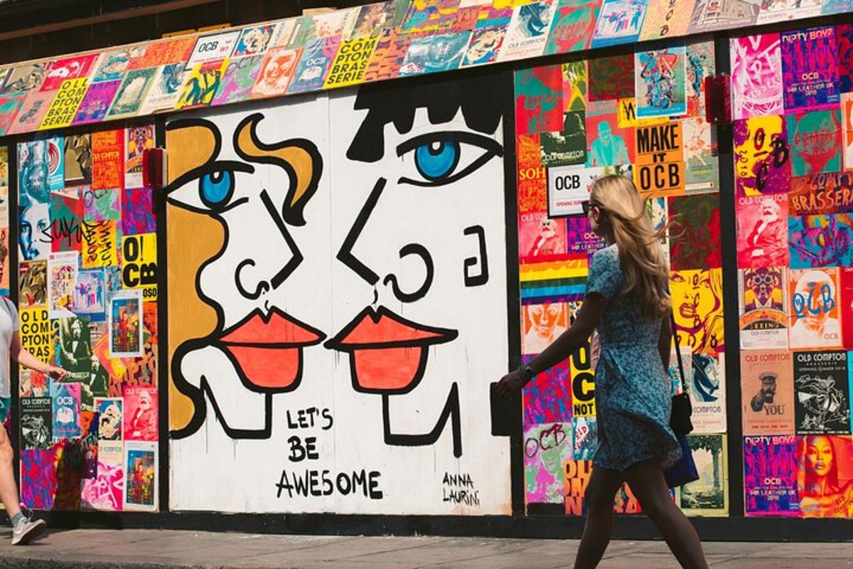 en kvinne som går forbi en vegg dekket av graffiti