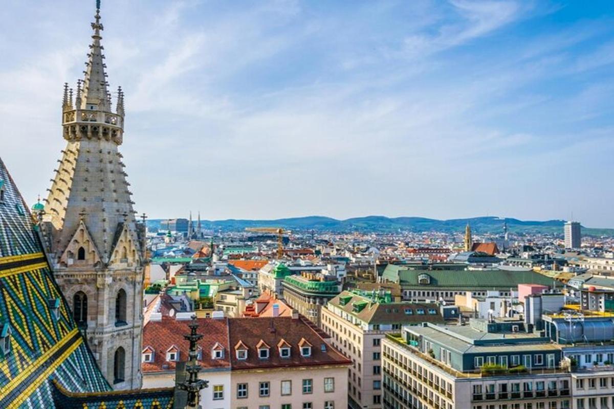 pohled na město s kostelem a věží