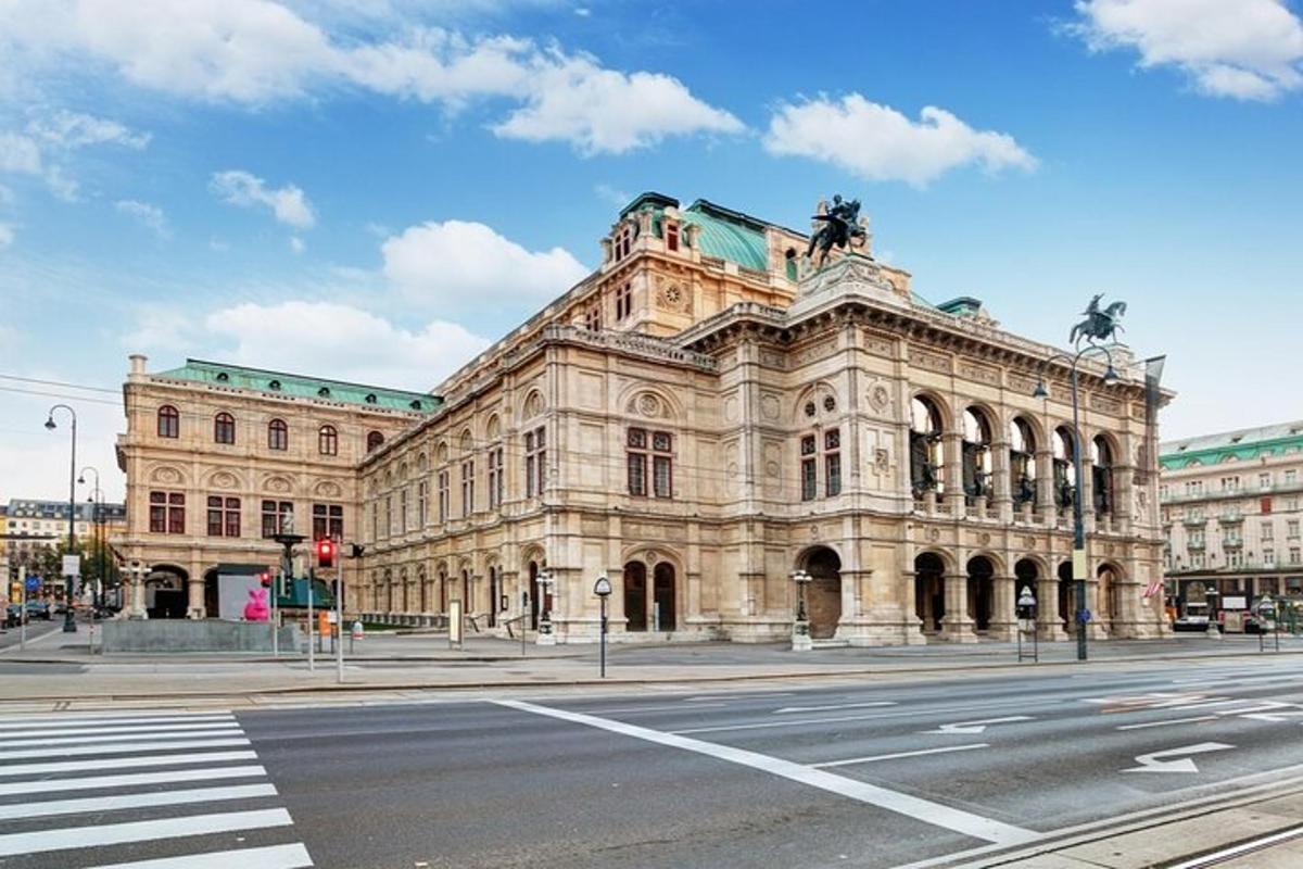 stará budova na městské ulici s přechodem pro chodce