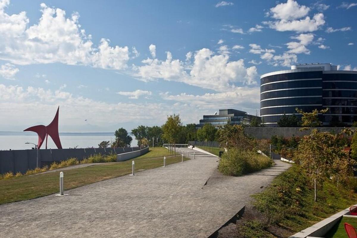 parks ēkas priekšā ar sarkanu skulptūru