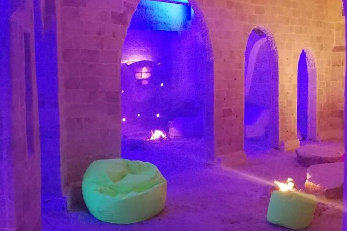 isang silid na may fireplace at dalawang nakasinding kandila