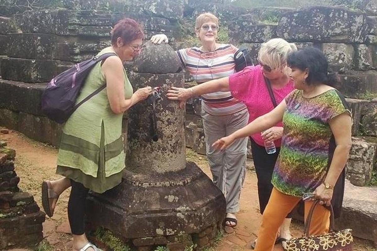 un gruppo di donne in piedi accanto a una fontana