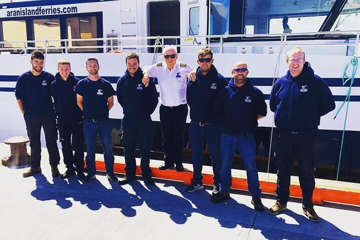 eine Gruppe von Männern steht vor einem Boot