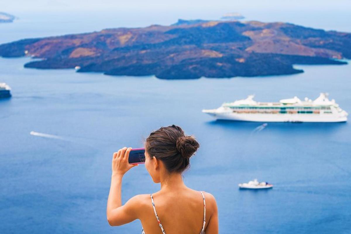 Una mujer tomando una fotografía de un crucero.