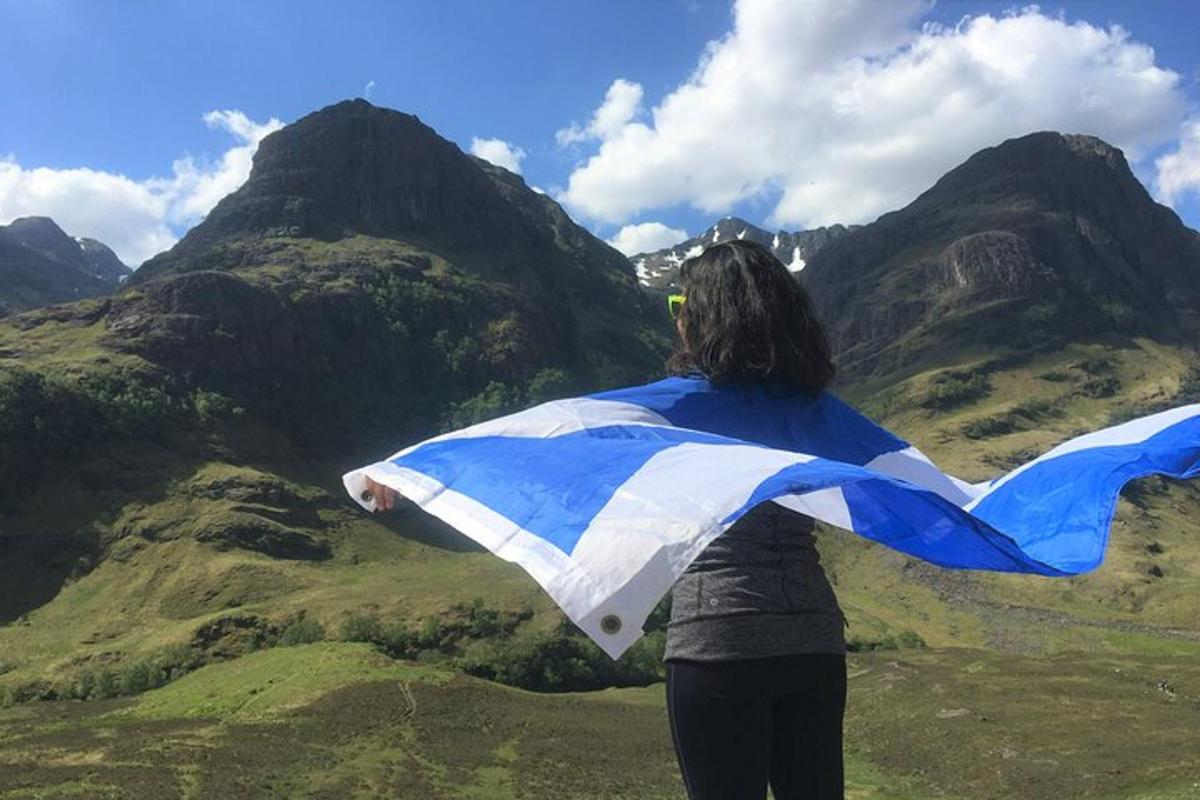 eine Frau, die eine Flagge mit einem Berg hält