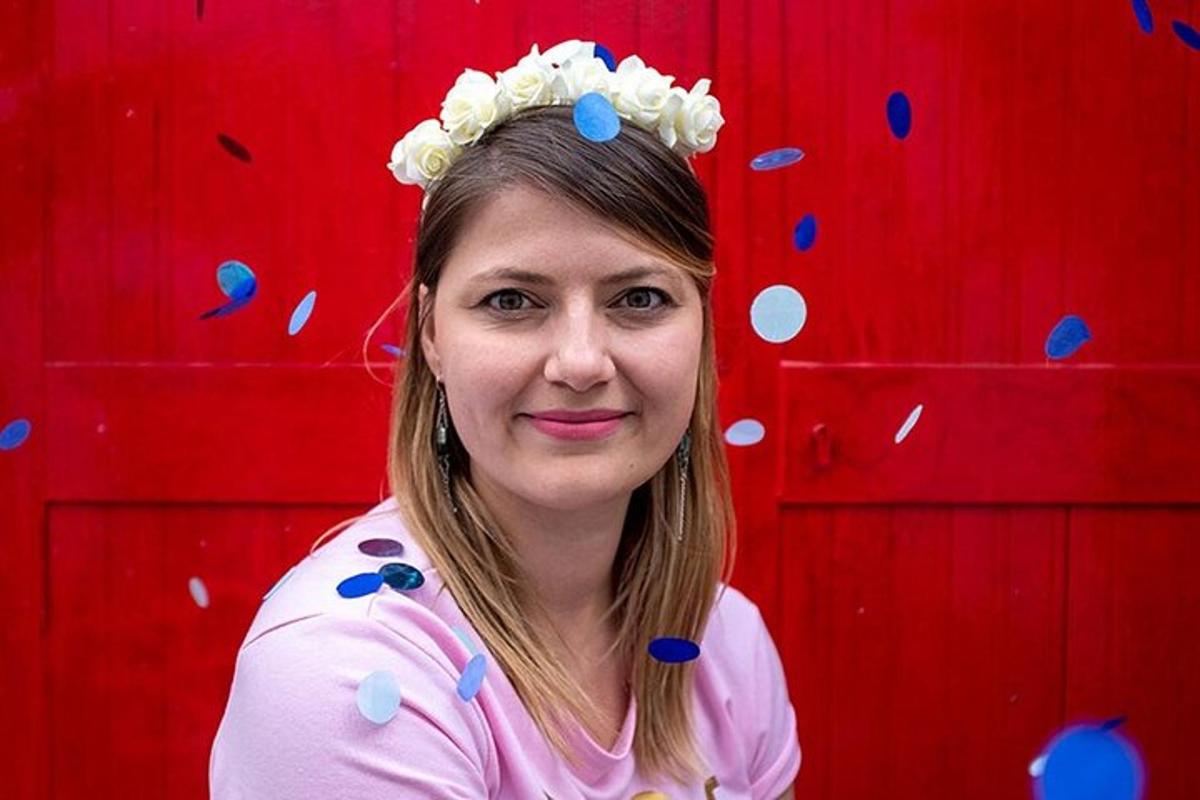 žena s květinovou korunou na hlavě