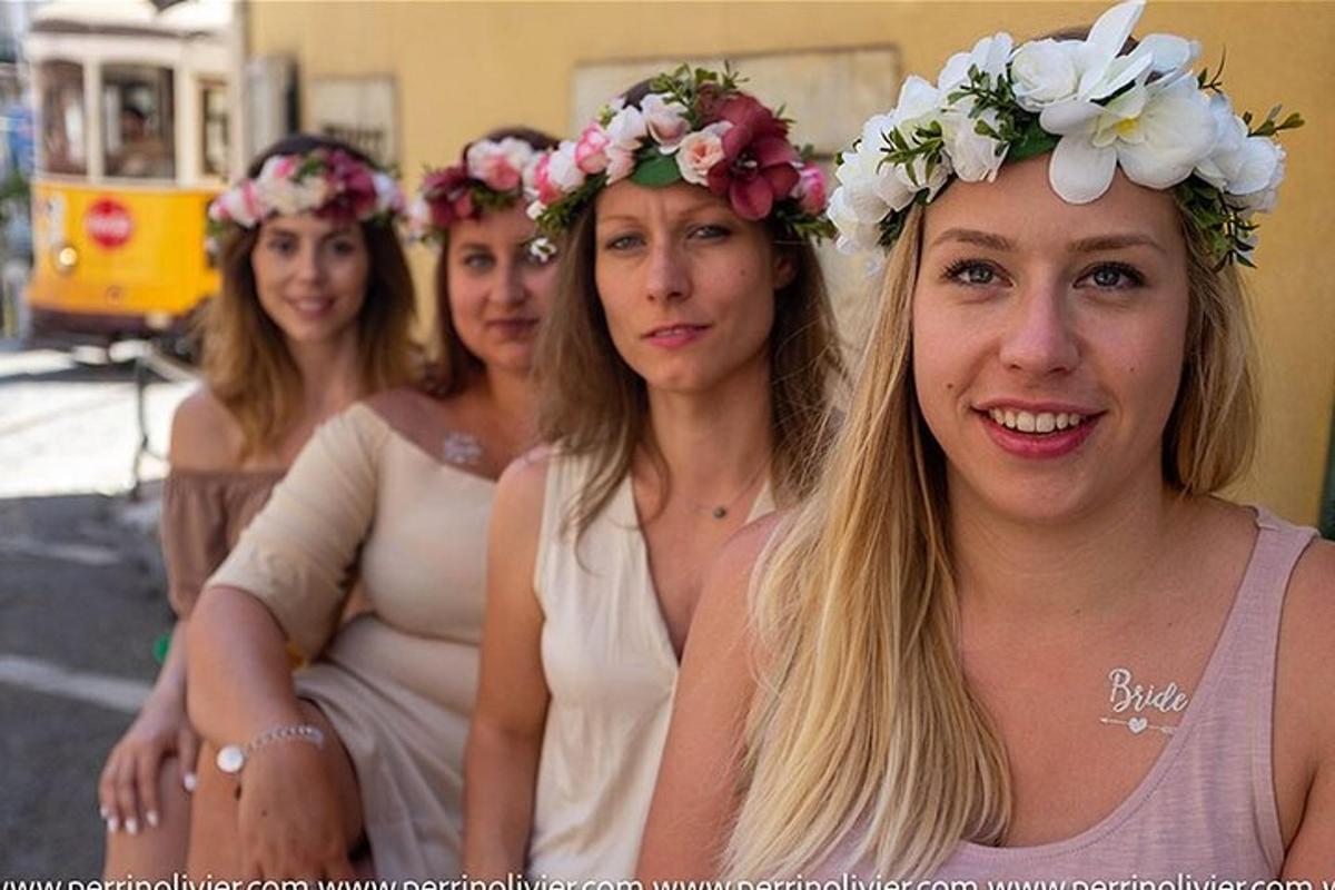skupina žen s květinovými věnci na hlavách