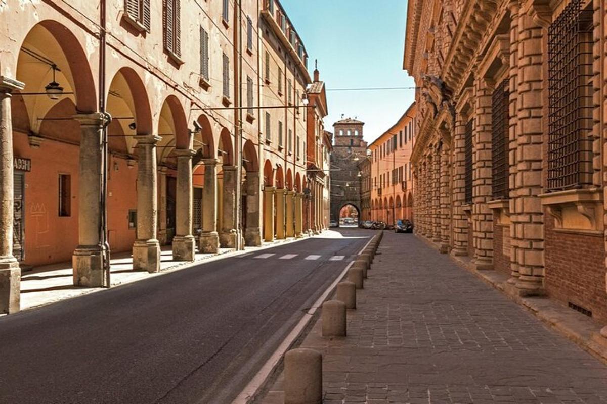 una strada vuota con edifici e una torre dell'orologio in lontananza