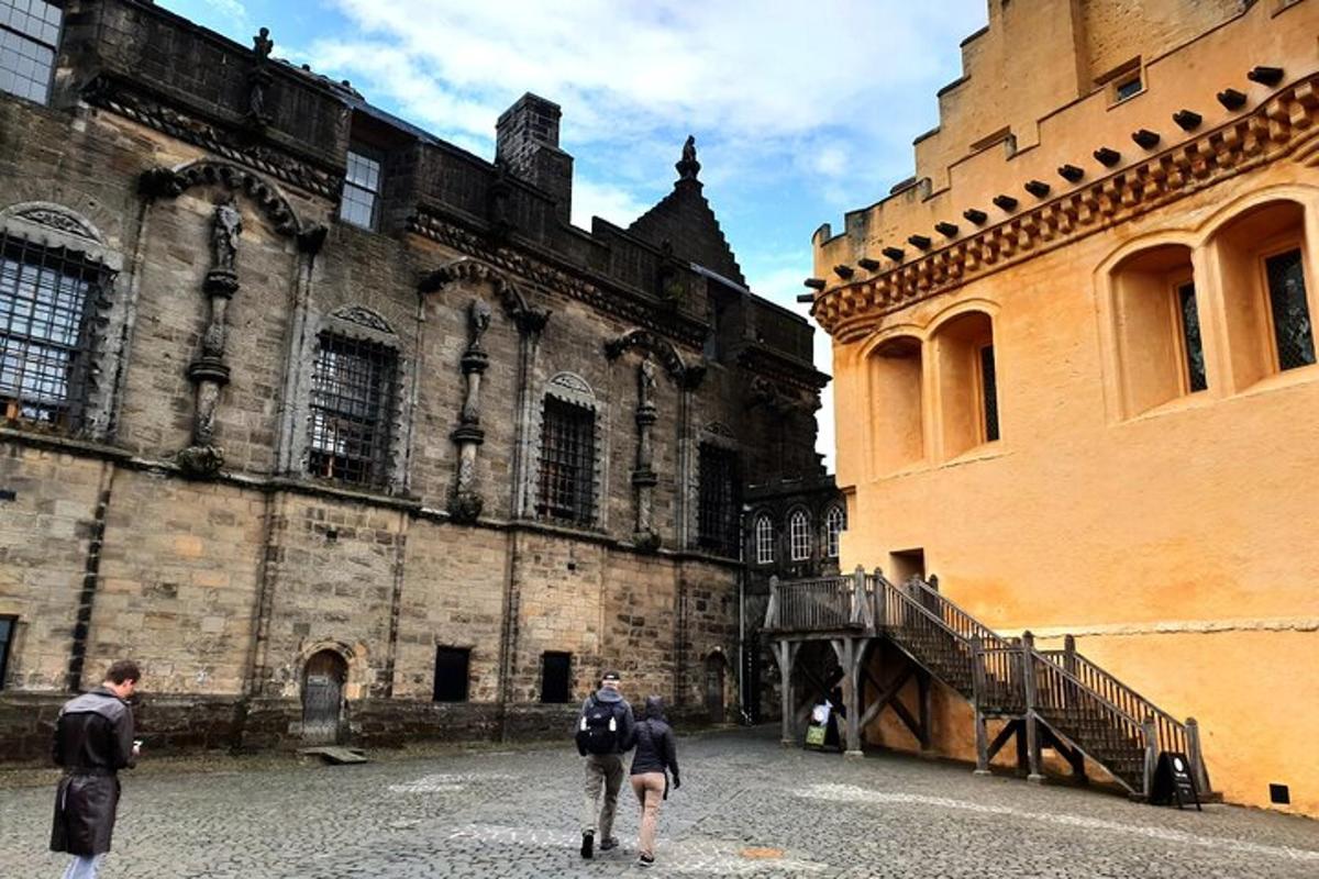 Un grupo de personas caminando alrededor de un gran edificio.