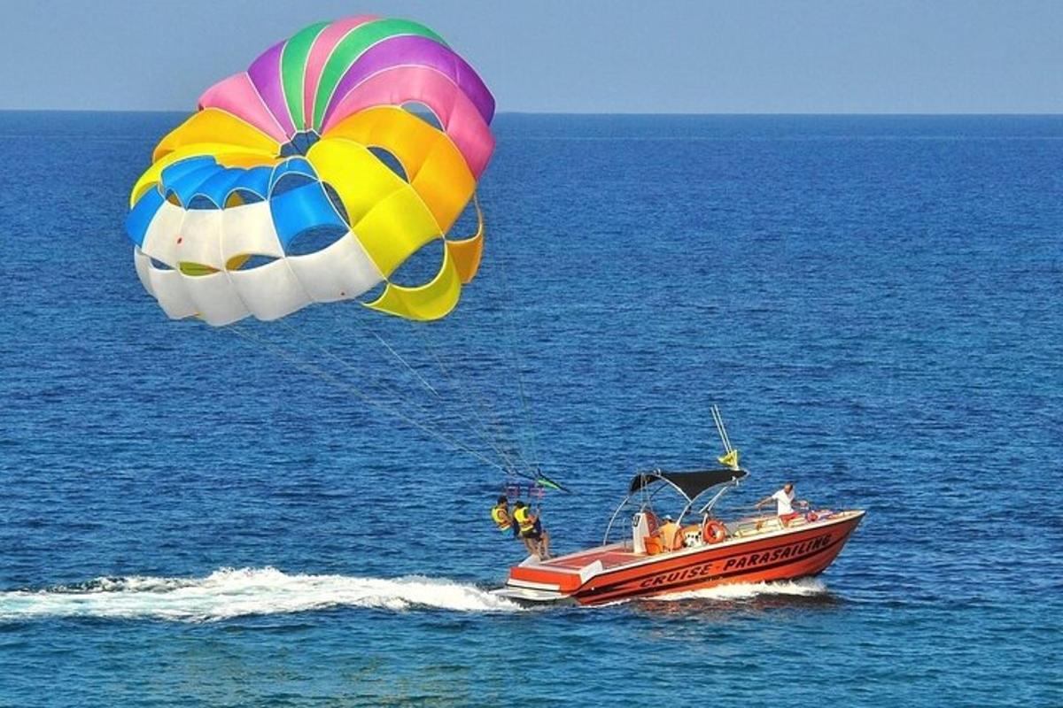 skupina ľudí na lodi s padákom