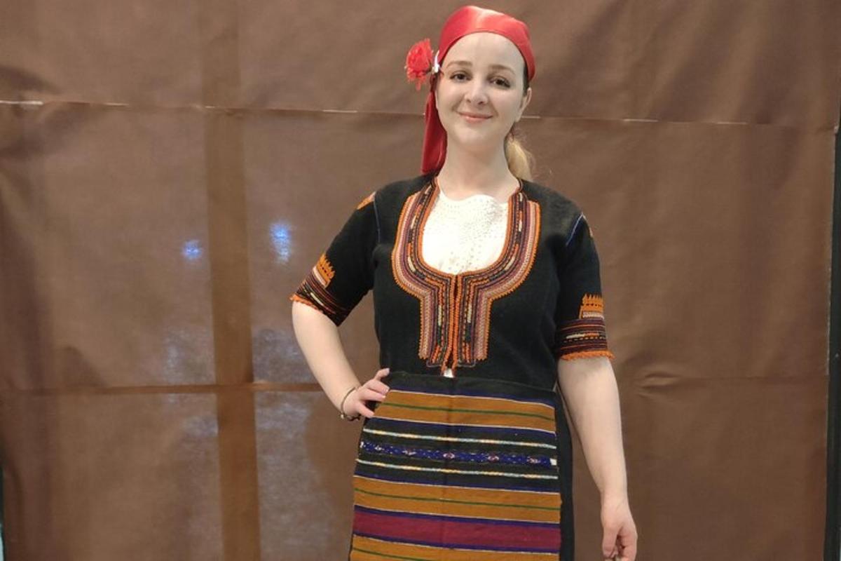 mladá žena v šatech s červenou čelenkou