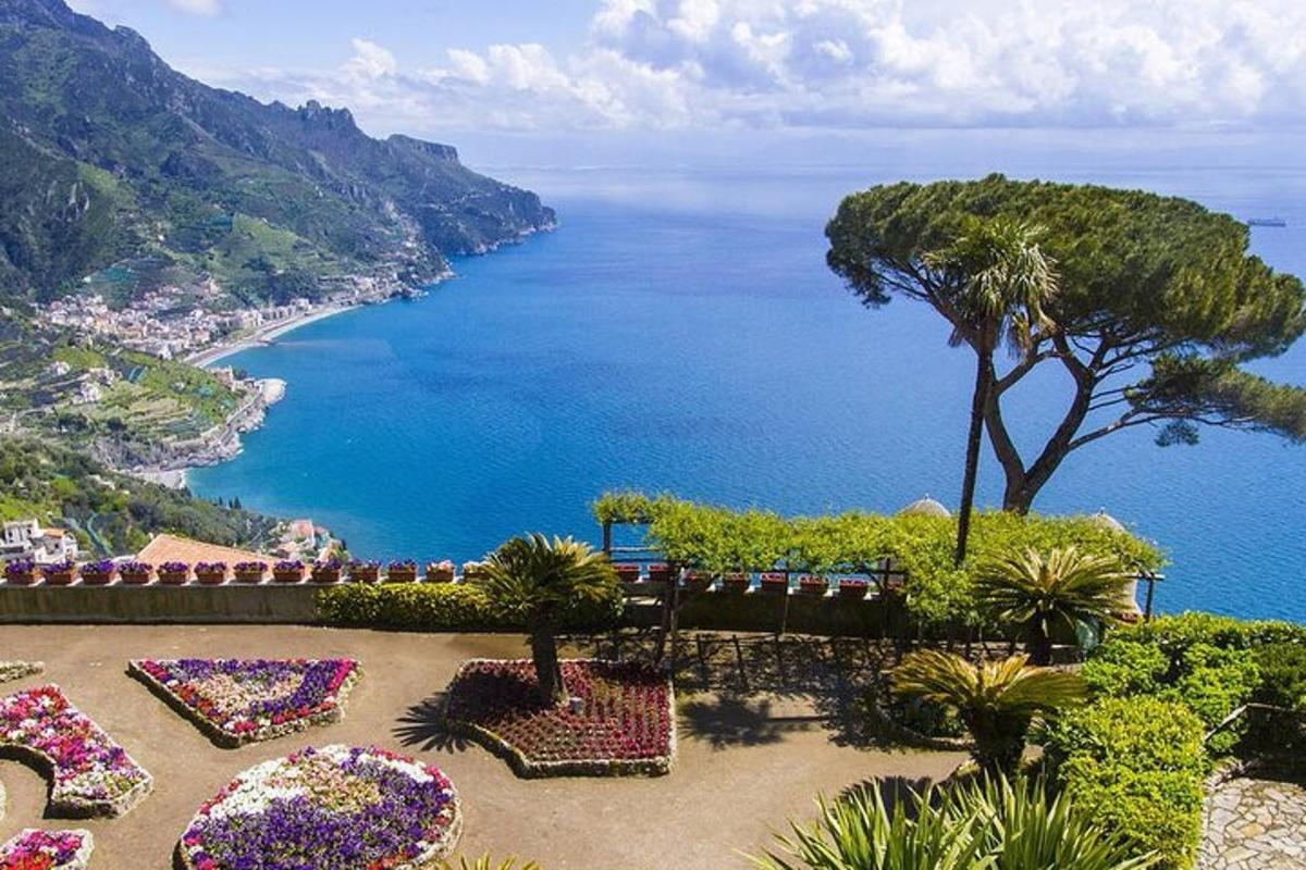 o vedere asupra coastei Amalfi și a oceanului