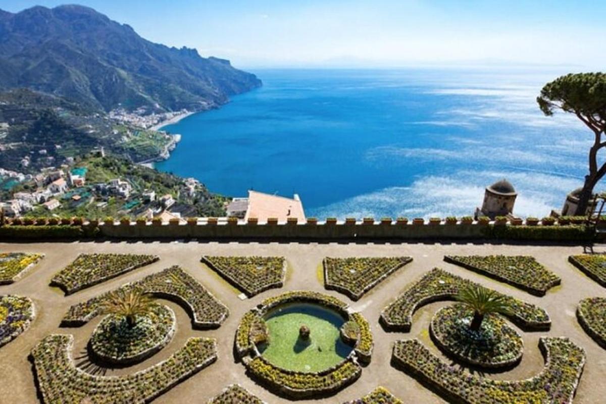 o grădină cu vedere la ocean