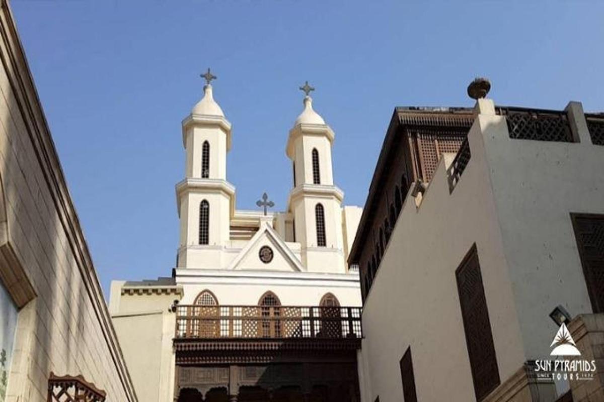 sebuah gereja putih dengan dua menara di atasnya