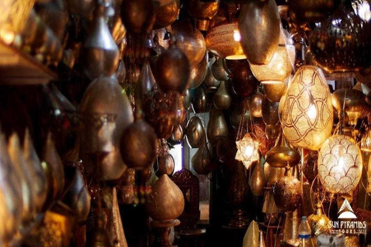một bức tường chứa đầy nhiều loại đèn khác nhau