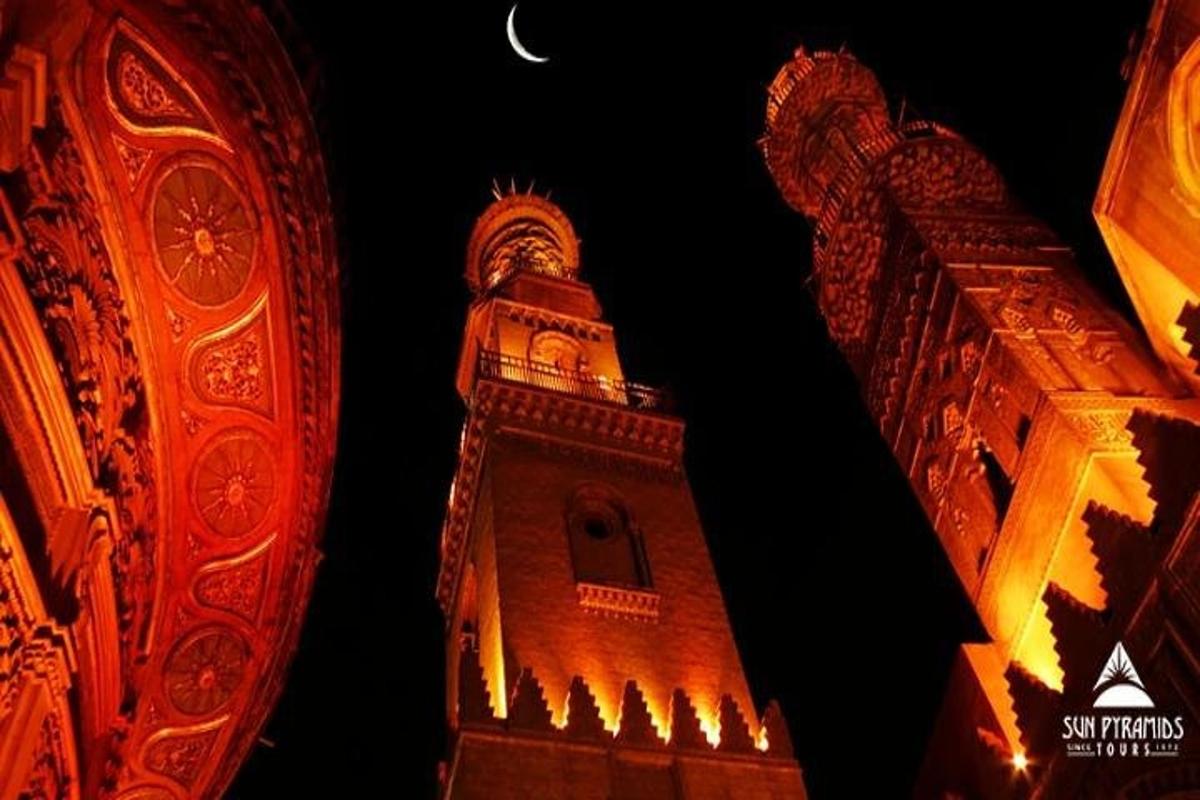 menara jam pada waktu malam dengan bulan di langit