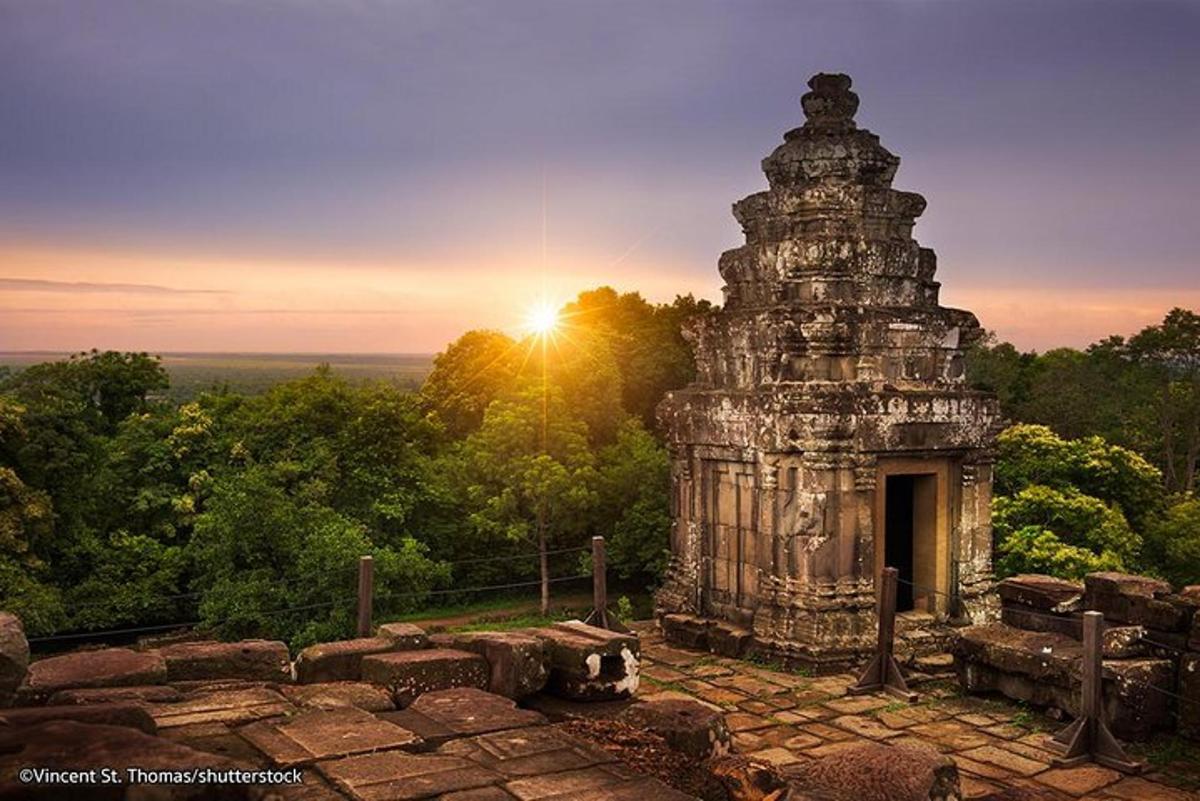bangunan batu lama dengan latar belakang matahari terbenam