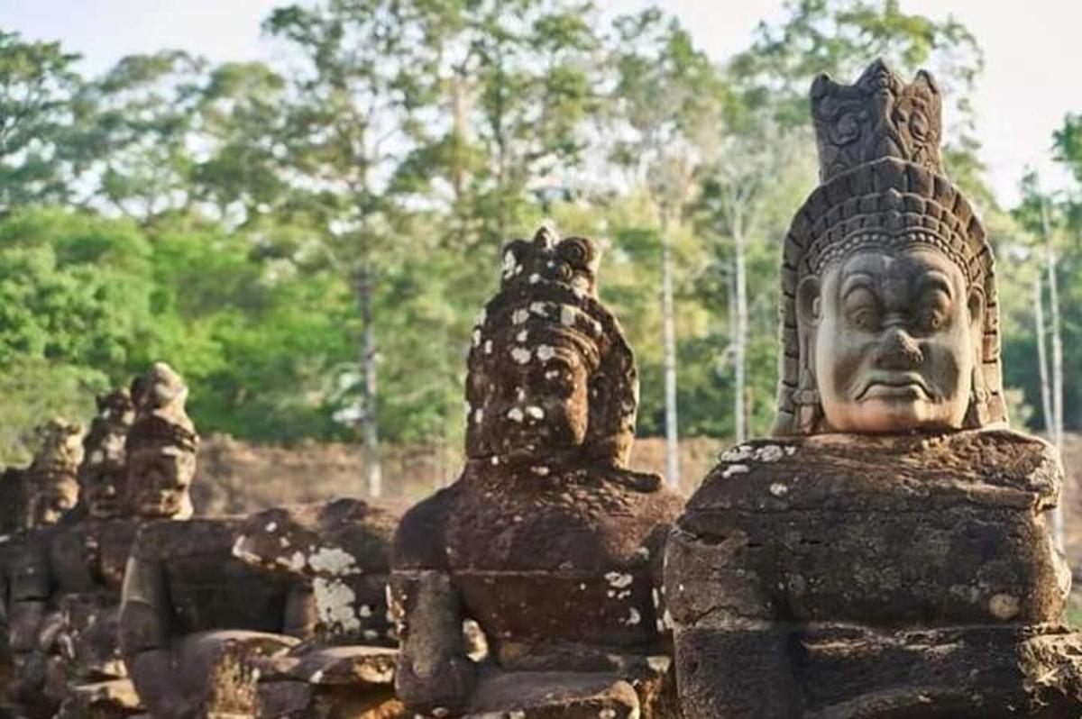 sekumpulan patung batu berdiri bersebelahan