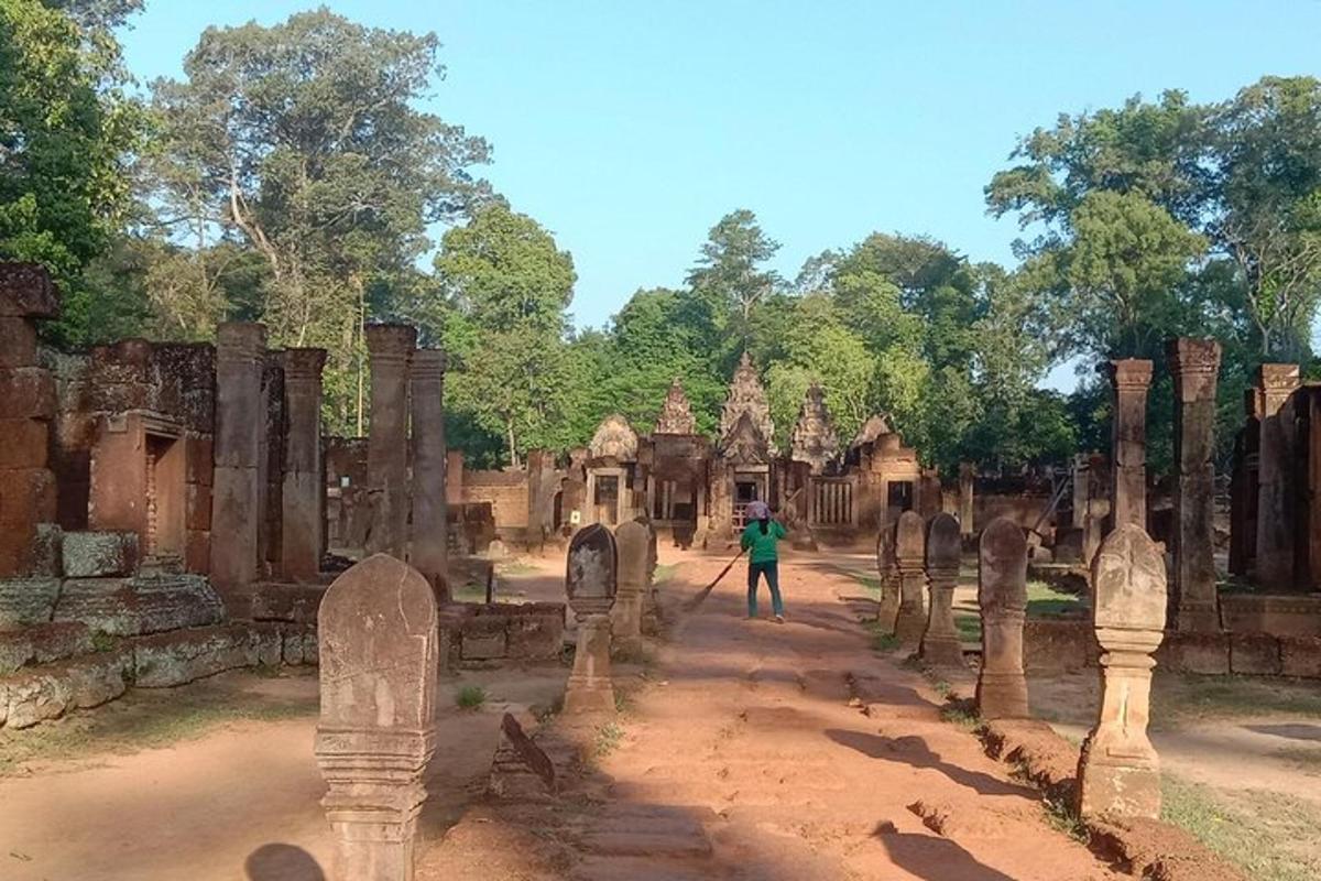 una persona que està dreta davant d'un temple