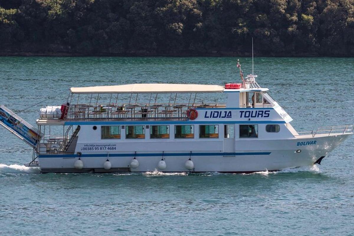 ein Kreuzfahrtschiff im Wasser auf einem See