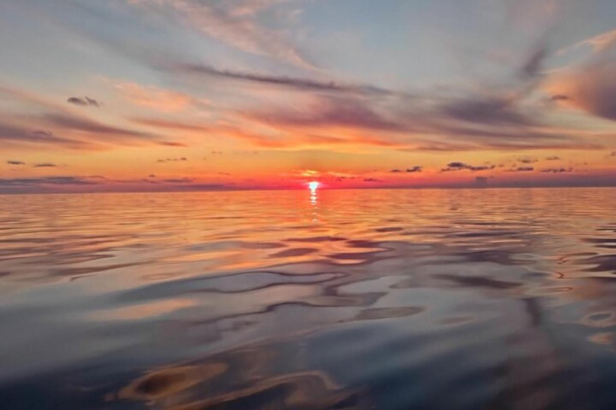 ein Sonnenuntergang über einem Gewässer