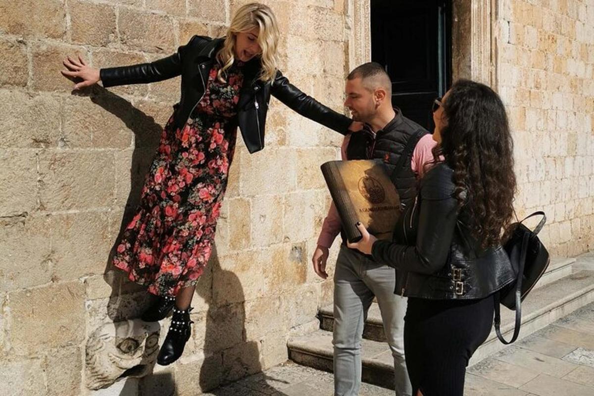 امرأة ترتدي فستانًا مزهرًا تقف بجانب رجل