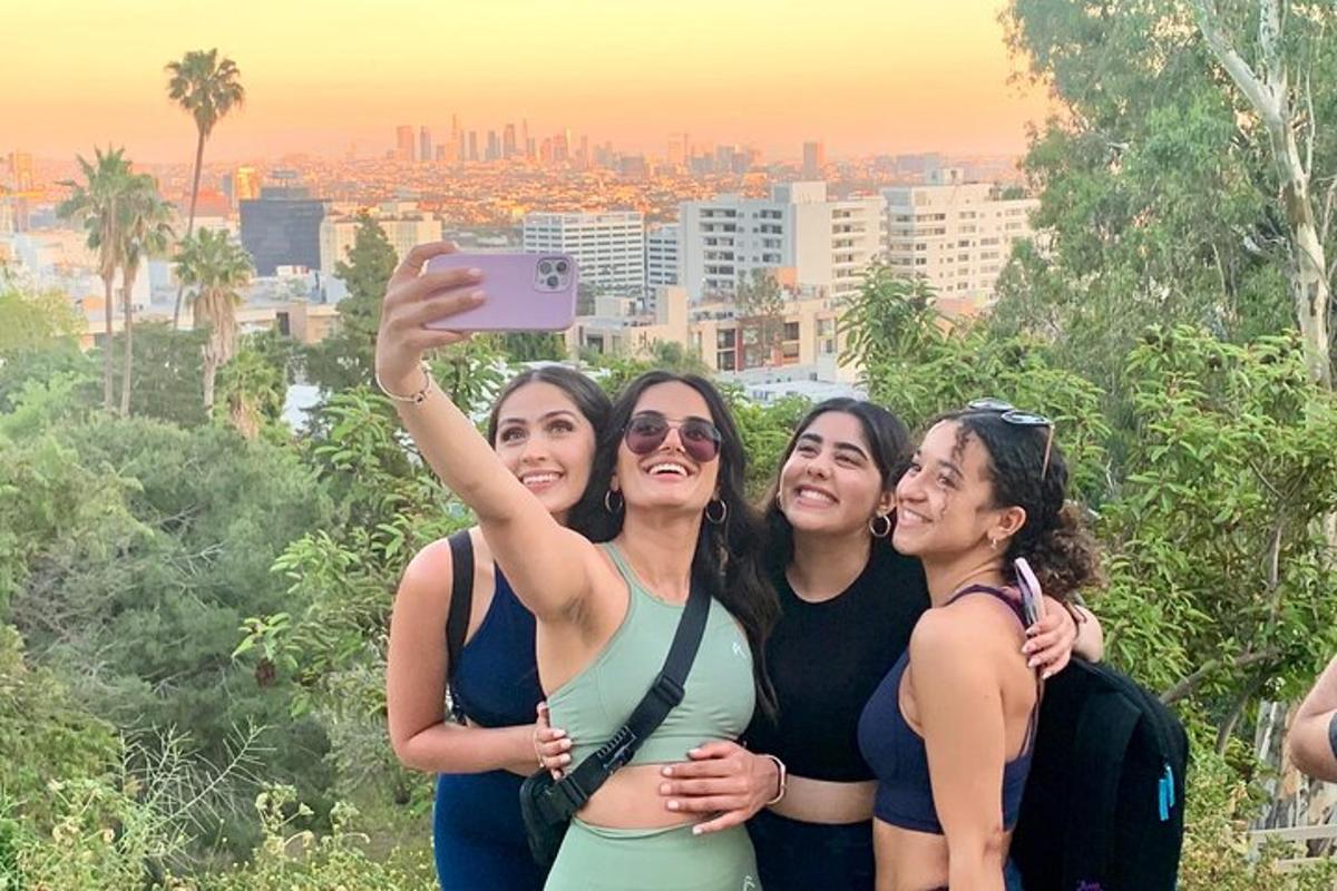Un grupo de mujeres tomándose una foto con una cámara.