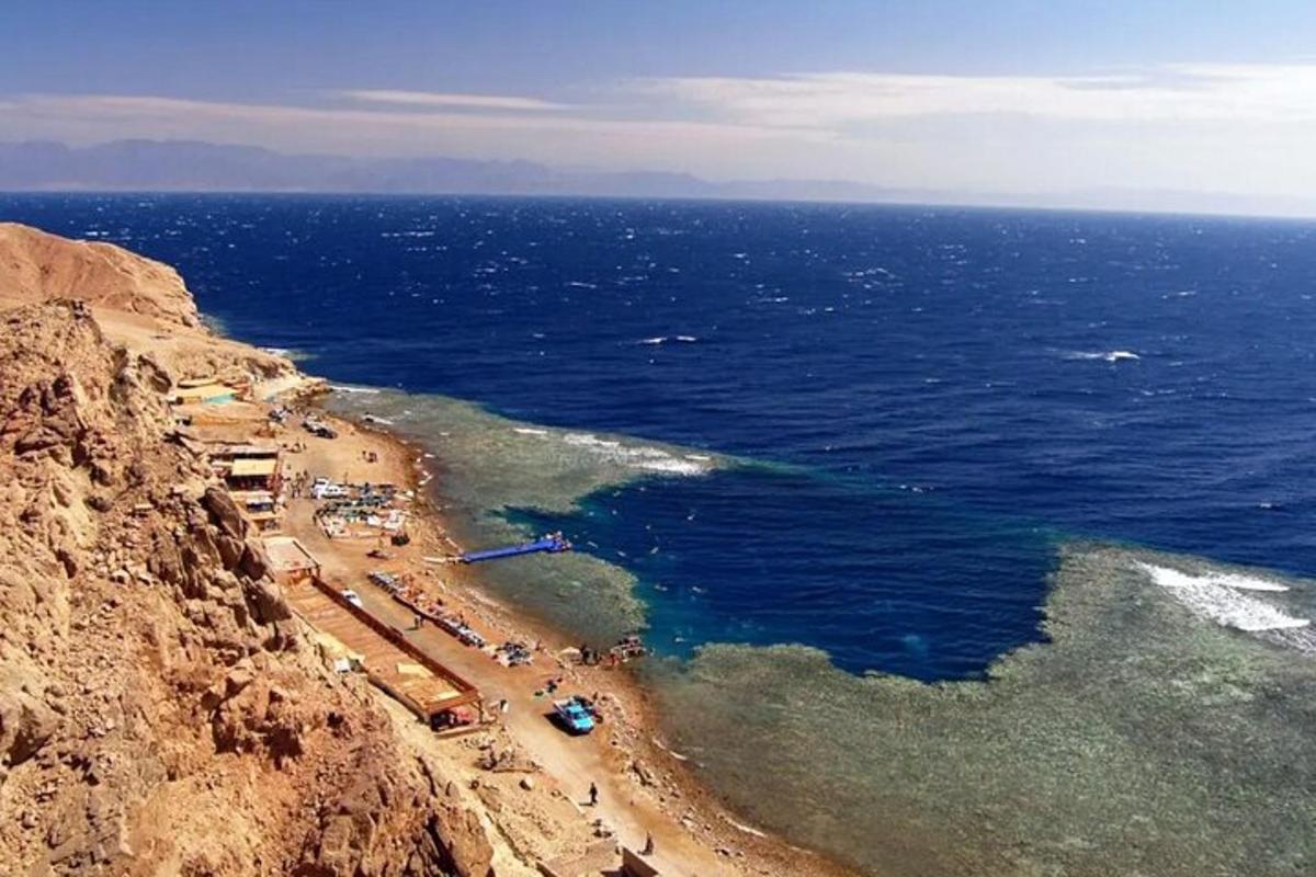 μια εναέρια άποψη μιας παραλίας στην πλαγιά ενός βουνού