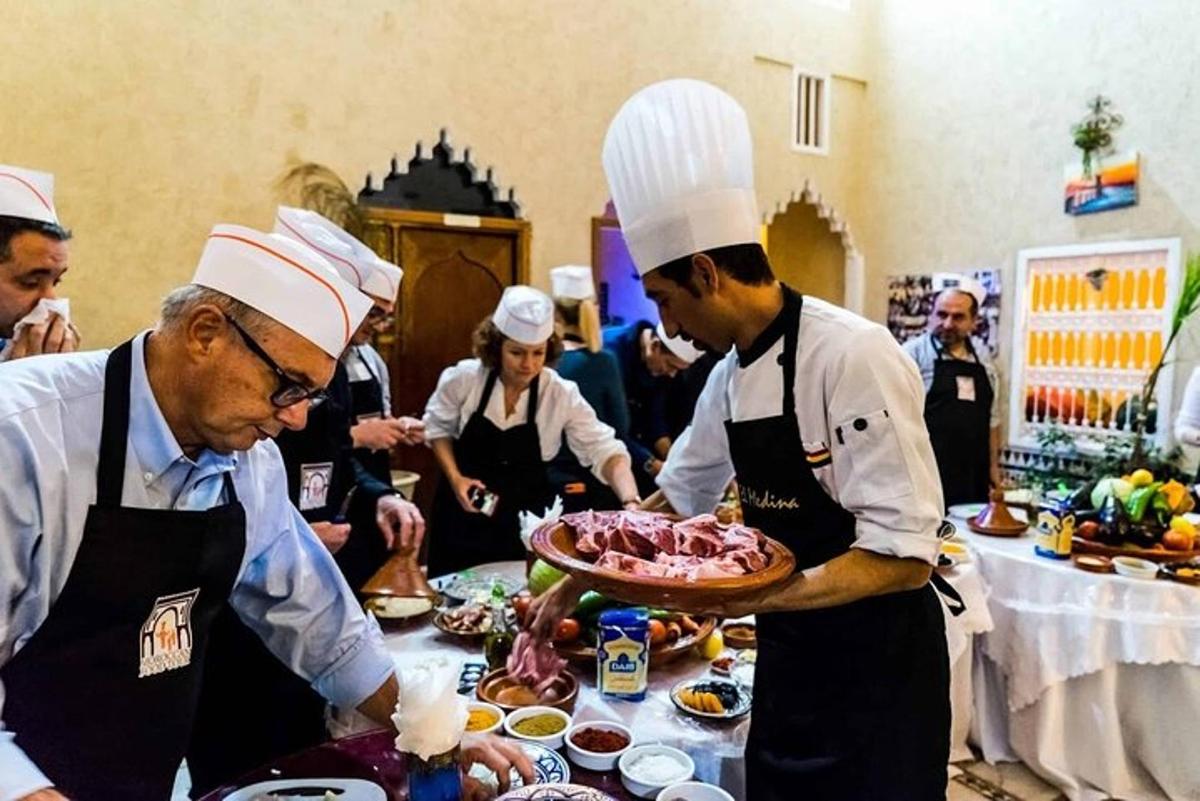 grupp inimesi köögis toitu valmistamas