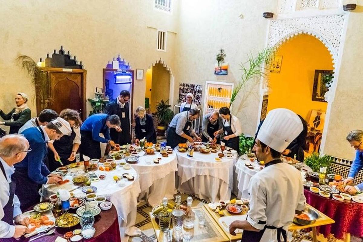 grupp inimesi, kes seisavad laua ümber toiduga