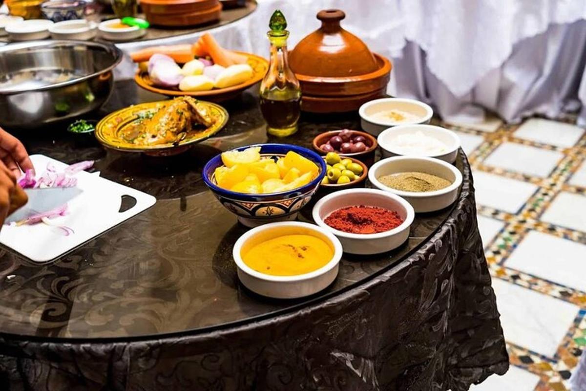 Una mesa con muchos tazones diferentes de comida sobre ella.