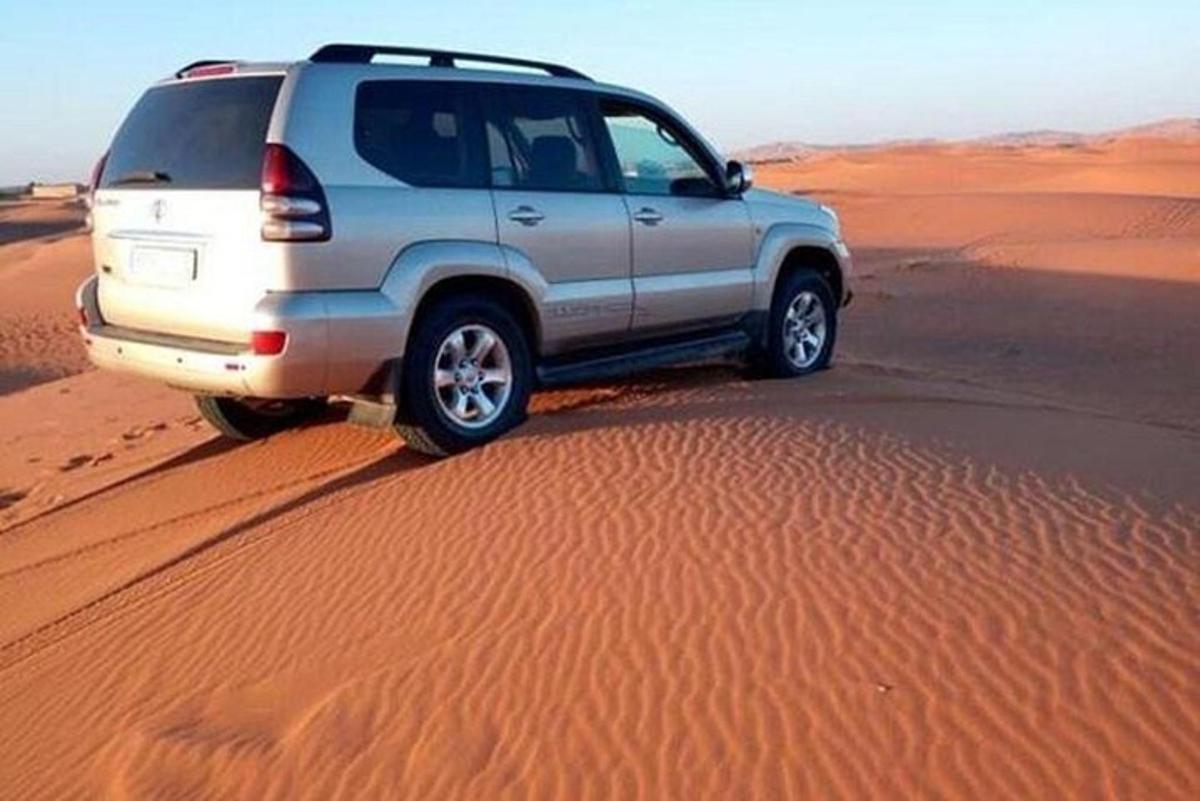 ένα λευκό SUV παρκαρισμένο στην έρημο