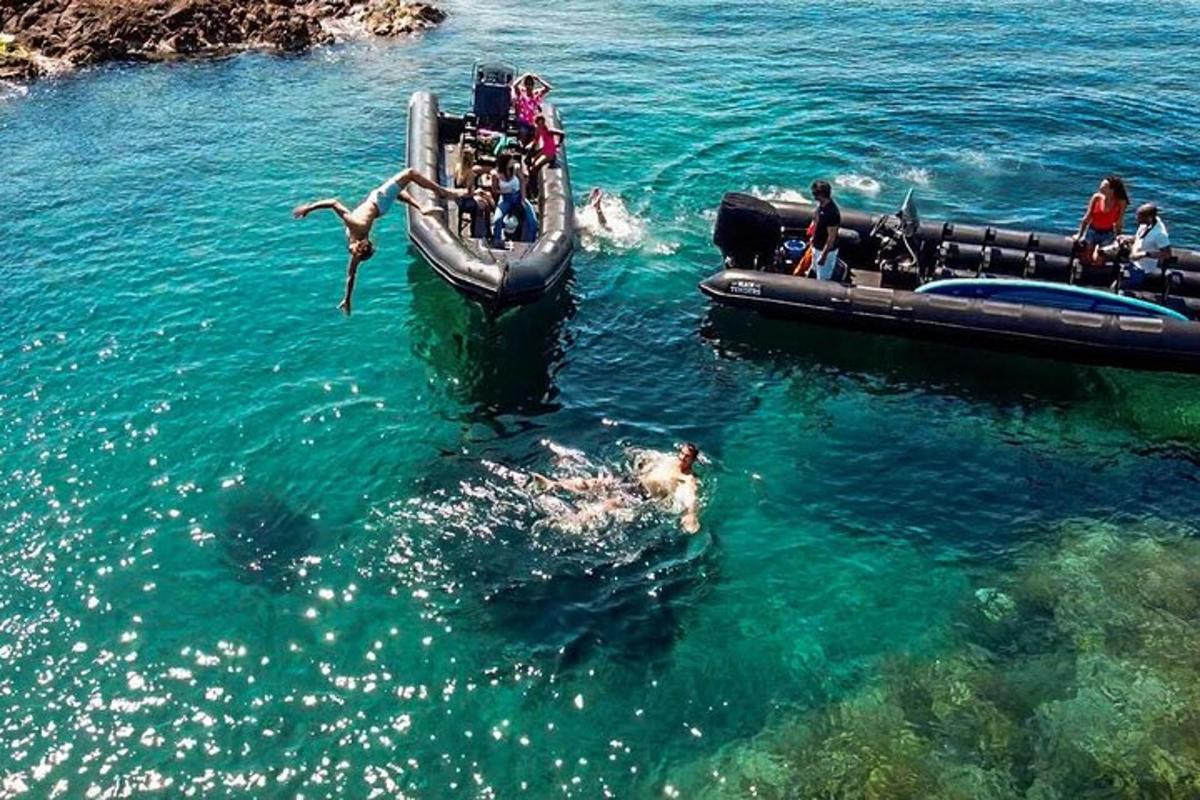 μια φάλαινα στο νερό δίπλα σε μια βάρκα