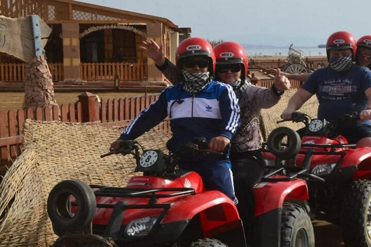 sekelompok orang mengendarai kendaraan roda empat ATV