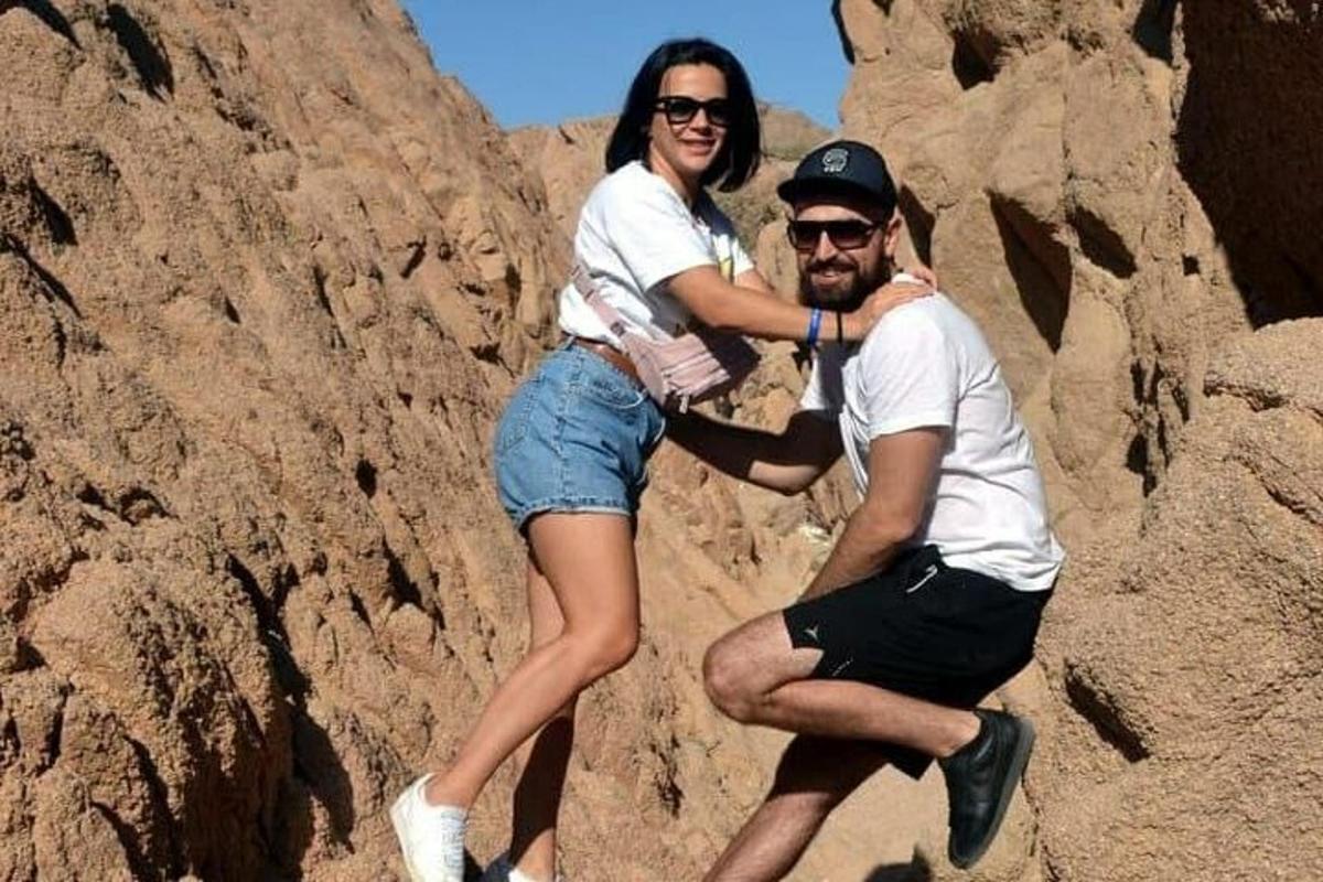 Un hombre y una mujer posando en una roca