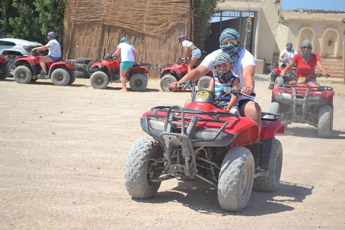 un grup de persones que condueixen quads per un camí de terra